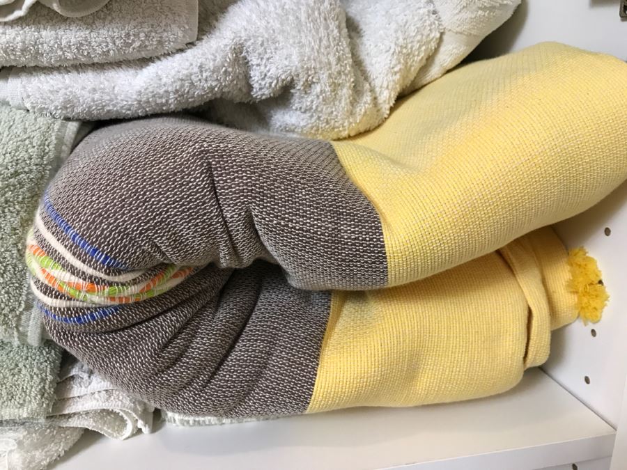 Lot Of Towels, Blankets, Linens, Elephant Tapestry - See Photos [Photo 6]