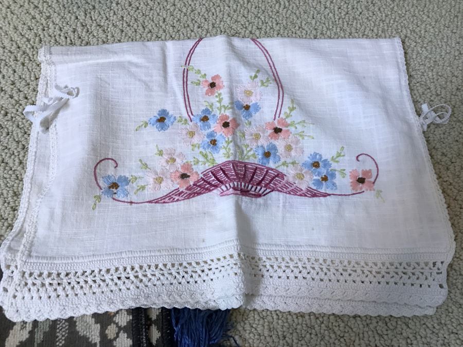 Lot Of Towels, Blankets, Linens, Elephant Tapestry - See Photos [Photo 3]