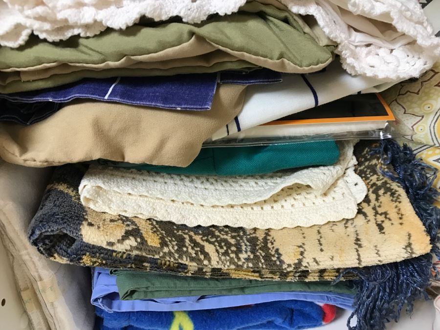 Lot Of Towels, Blankets, Linens, Elephant Tapestry - See Photos [Photo 12]