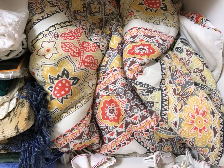 Lot Of Towels, Blankets, Linens, Elephant Tapestry - See Photos [Photo 9]