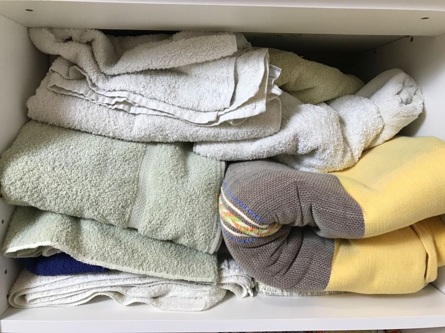 Lot Of Towels, Blankets, Linens, Elephant Tapestry - See Photos [Photo 5]