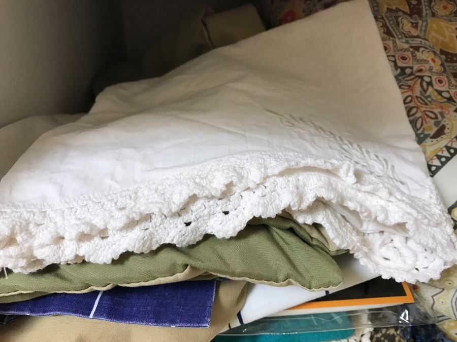 Lot Of Towels, Blankets, Linens, Elephant Tapestry - See Photos [Photo 11]