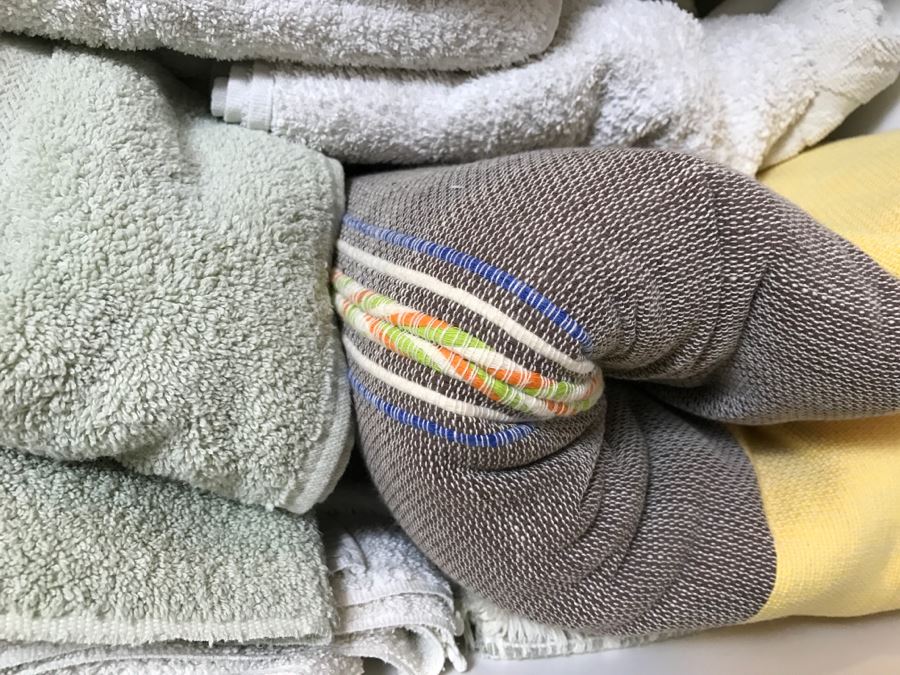 Lot Of Towels, Blankets, Linens, Elephant Tapestry - See Photos [Photo 7]