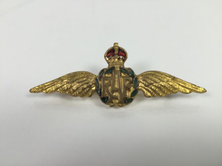 RAF Royal Air Force Wings Lapel Badge In Gold Gilt Type And Enameled Finish [Photo 2]