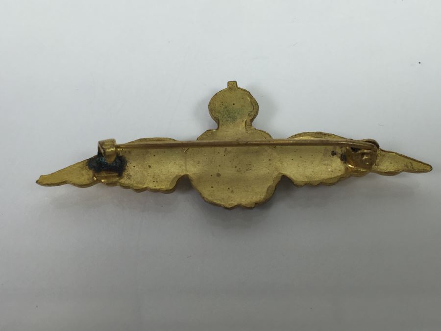 RAF Royal Air Force Wings Lapel Badge In Gold Gilt Type And Enameled Finish [Photo 4]