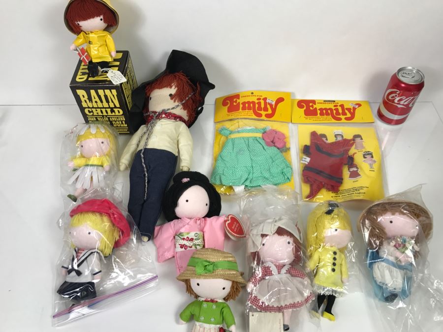 Vintage Collection Of Joan Walsh Anglund Pocket Dolls And Clothing [Photo 2]