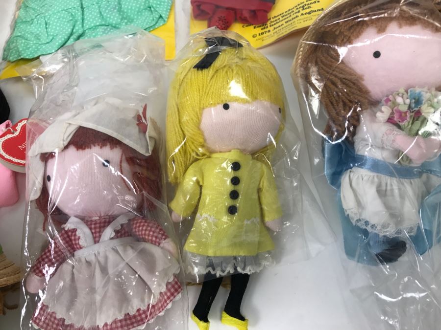 Vintage Collection Of Joan Walsh Anglund Pocket Dolls And Clothing [Photo 11]