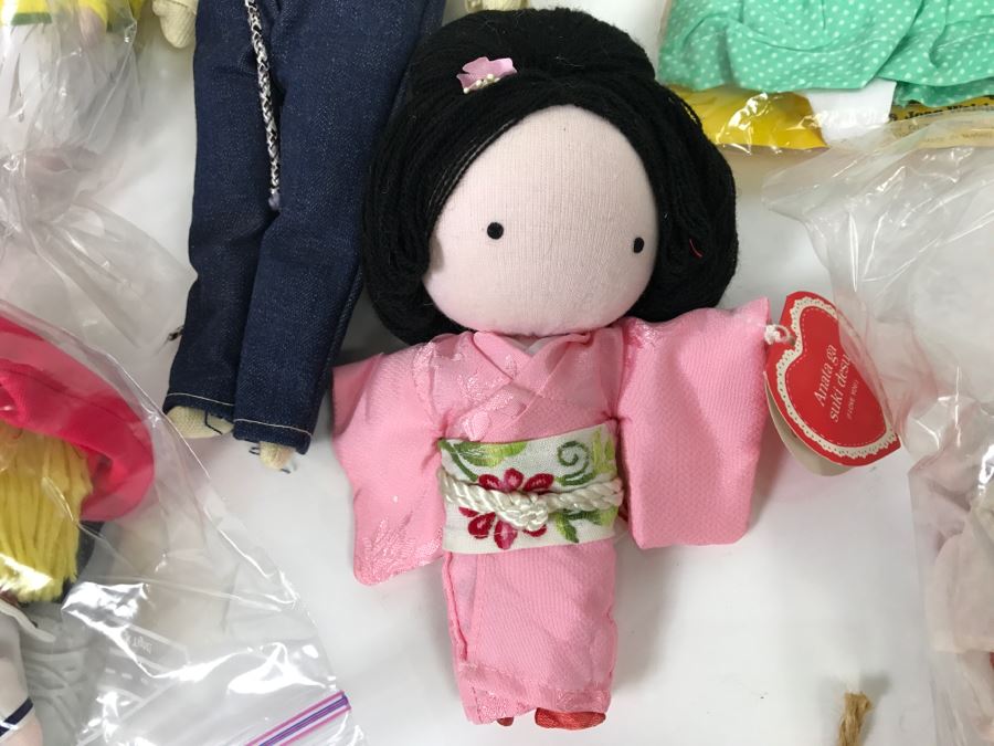 Vintage Collection Of Joan Walsh Anglund Pocket Dolls And Clothing [Photo 13]