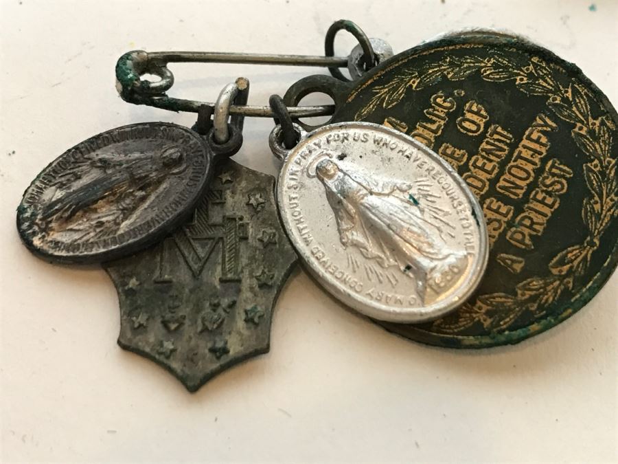 Vintage Wallet With Personal Effects As Found In Wallet Including Old Photos, Standing Liberty Silver Half Dollar, 1944 Barber Dime, Bank Of Japan Paper Currency Y10 Nippon With Various Names Written Over Bill And Catholic Pendants [Photo 20]