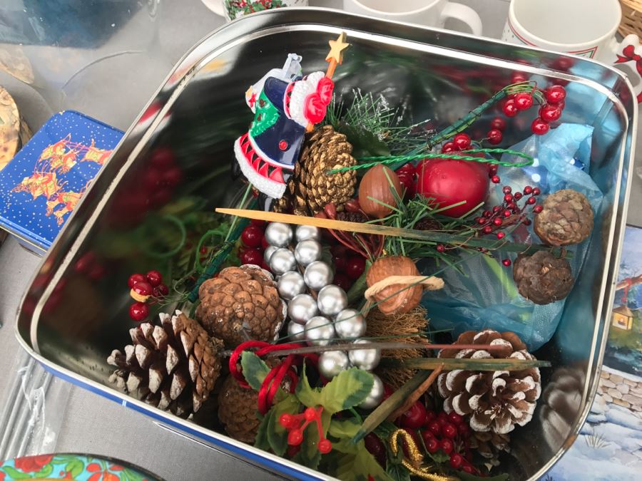 Holiday Decoration Lot With Holiday Themed Coffee Cups [Photo 5]