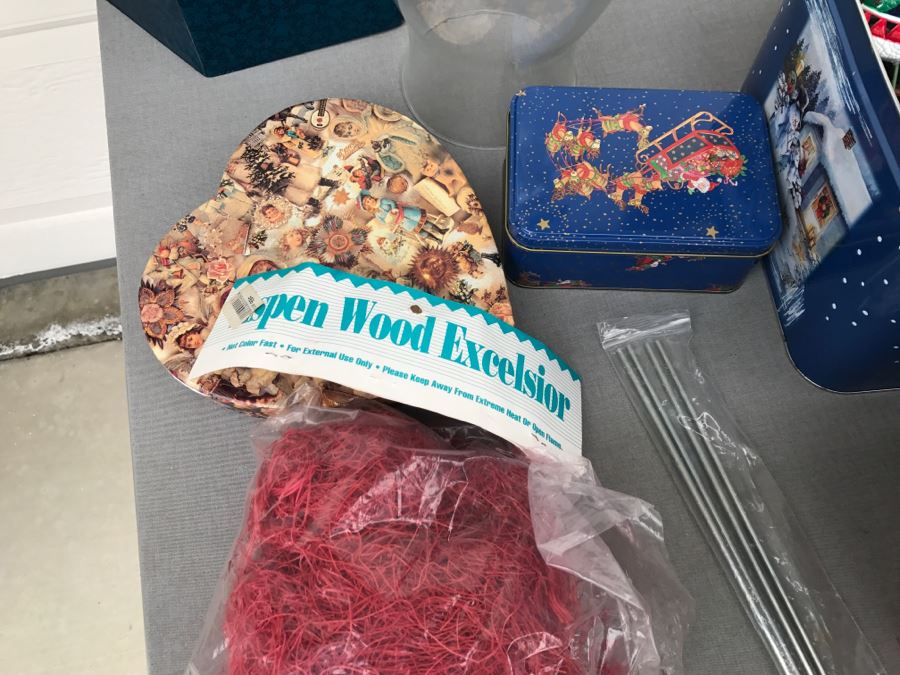 Holiday Decoration Lot With Holiday Themed Coffee Cups [Photo 6]