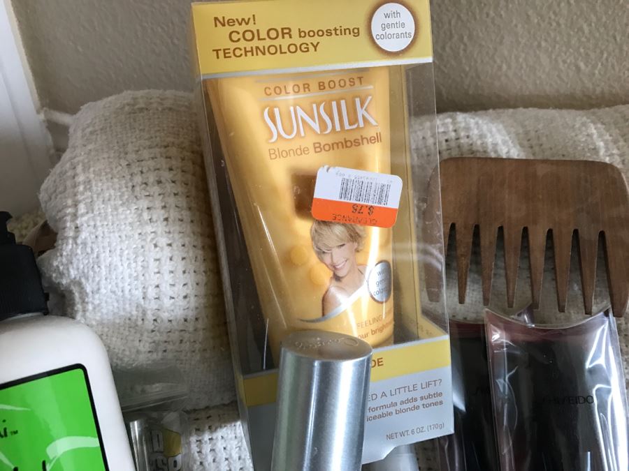 Women's Health & Beauty Lot With Baskets [Photo 18]