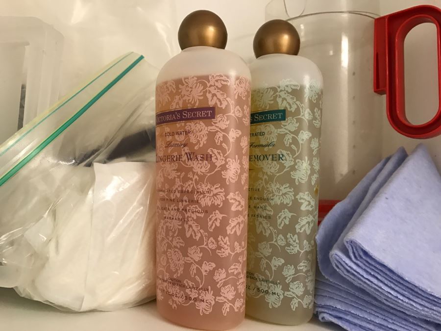 Cleaning & Laundry Supplies Lot [Photo 8]