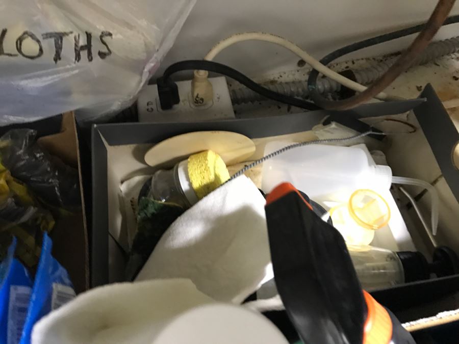 Cleaning Supplies Lot [Photo 16]