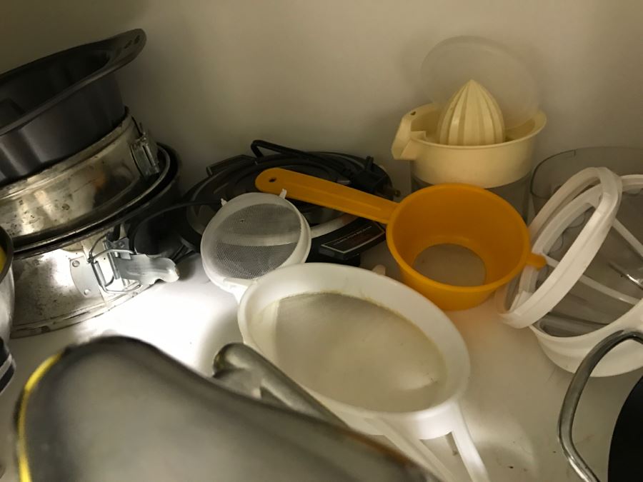 Kitchen Lot With Vintage PYREX Bowl, Corelle By Corning Bowls, Juicer And All Items Photographed [Photo 12]