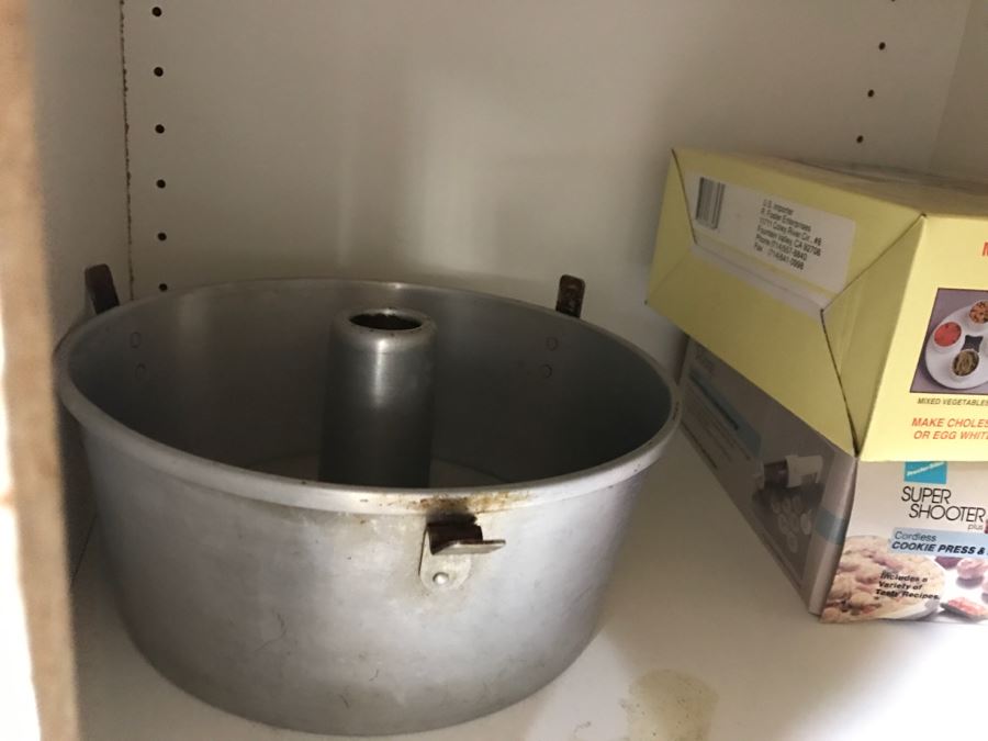 Kitchen Lot With Vintage PYREX Bowl, Corelle By Corning Bowls, Juicer And All Items Photographed [Photo 4]