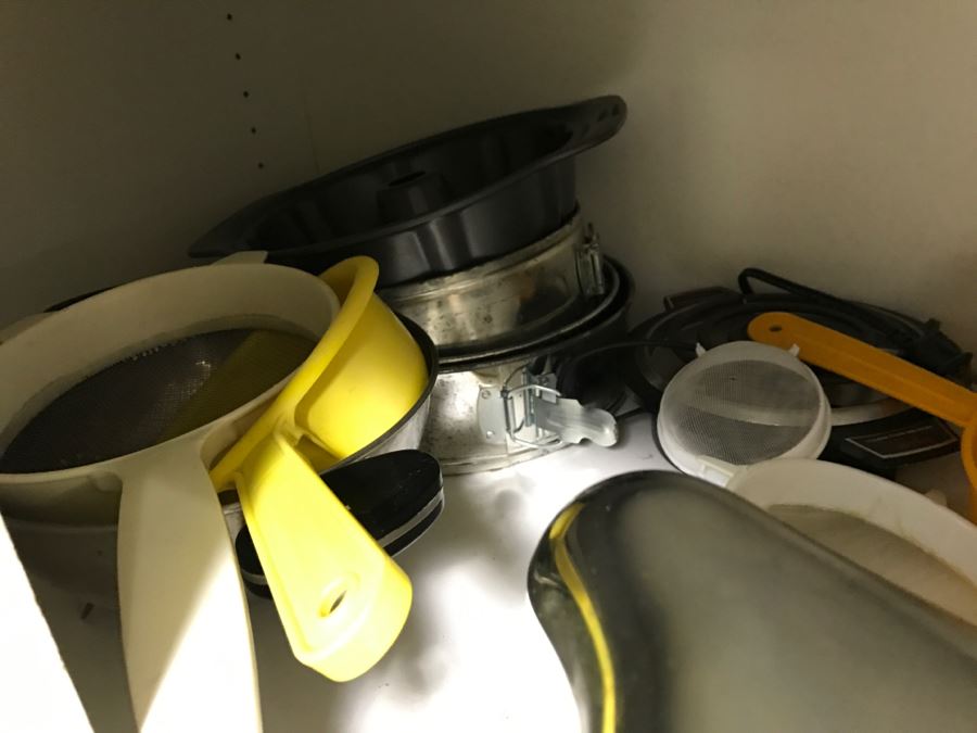 Kitchen Lot With Vintage PYREX Bowl, Corelle By Corning Bowls, Juicer And All Items Photographed [Photo 11]