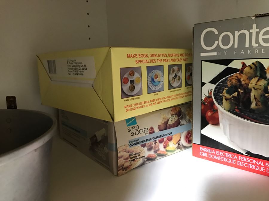 Kitchen Lot With Vintage PYREX Bowl, Corelle By Corning Bowls, Juicer And All Items Photographed [Photo 3]