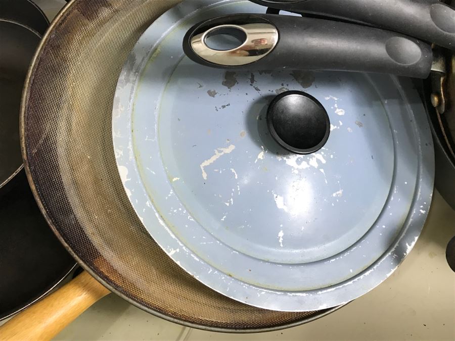 Large Lot Of Farberware Pots, Bialetti Skillets, Cast Iron Skillet - See All Photos [Photo 9]