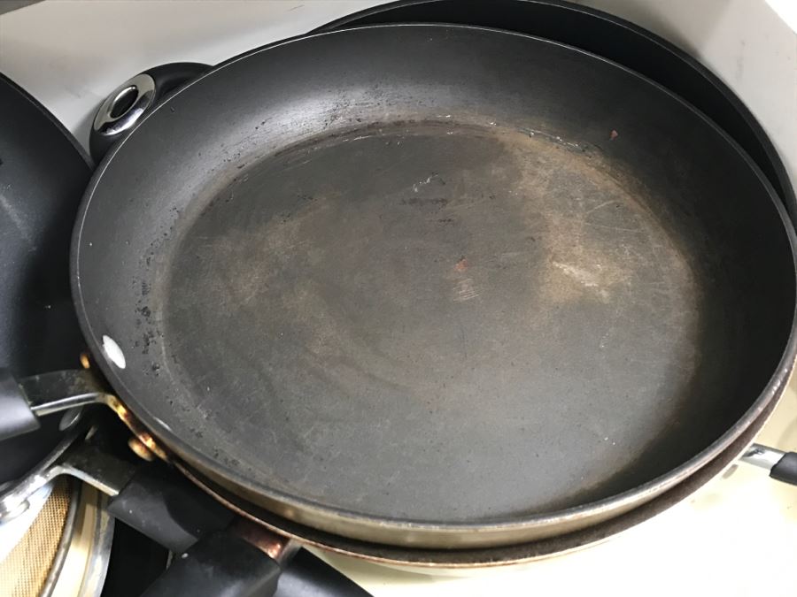 Large Lot Of Farberware Pots, Bialetti Skillets, Cast Iron Skillet - See All Photos [Photo 5]