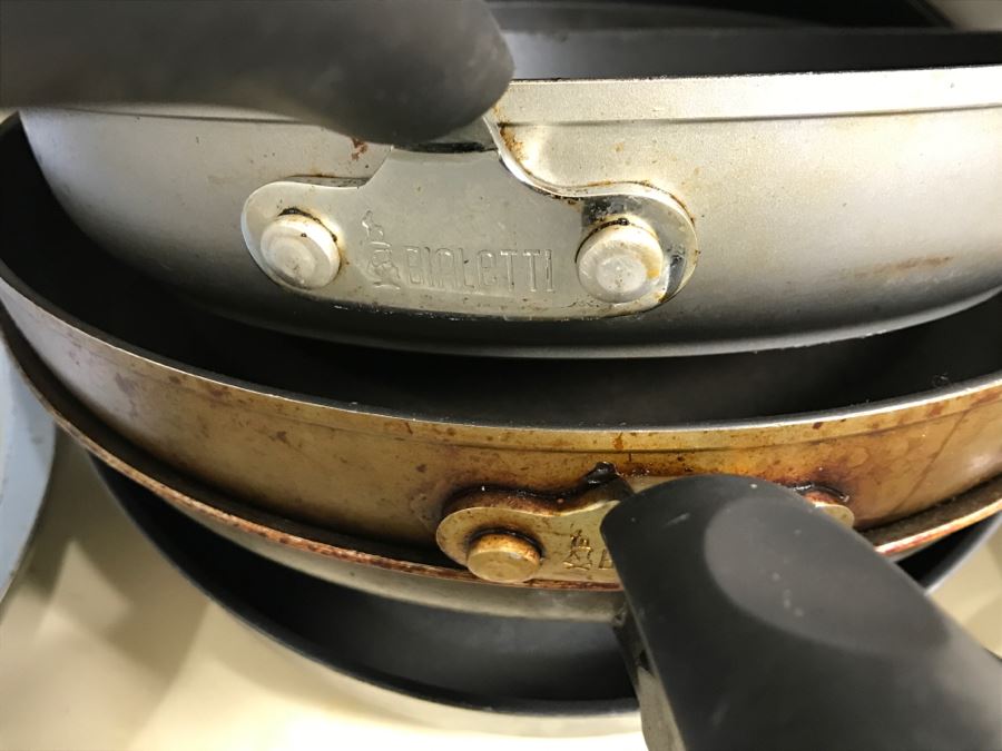 Large Lot Of Farberware Pots, Bialetti Skillets, Cast Iron Skillet - See All Photos [Photo 7]