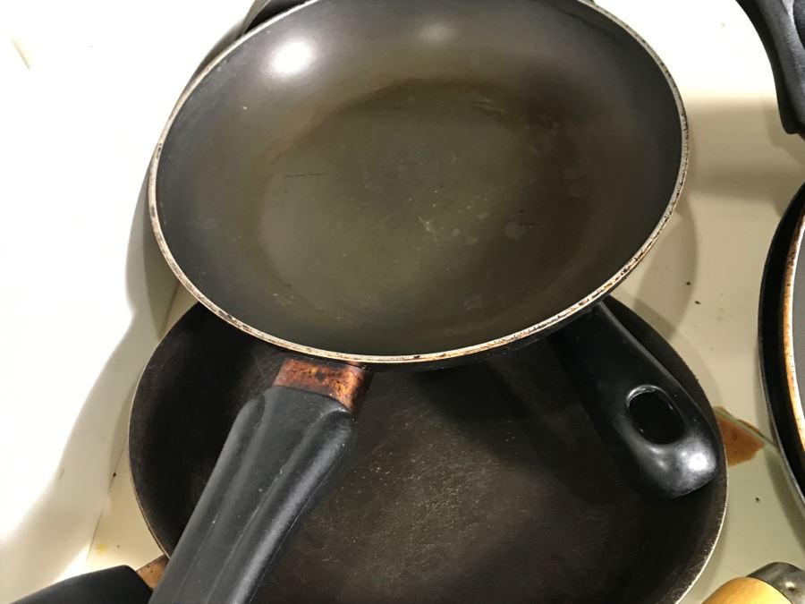 Large Lot Of Farberware Pots, Bialetti Skillets, Cast Iron Skillet - See All Photos [Photo 11]