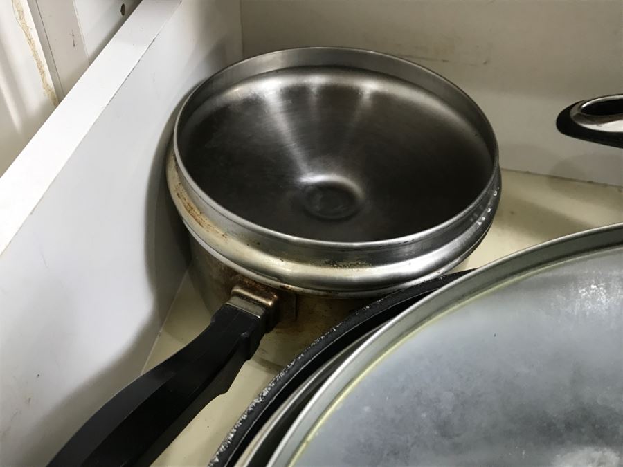 Large Lot Of Farberware Pots, Bialetti Skillets, Cast Iron Skillet - See All Photos [Photo 18]