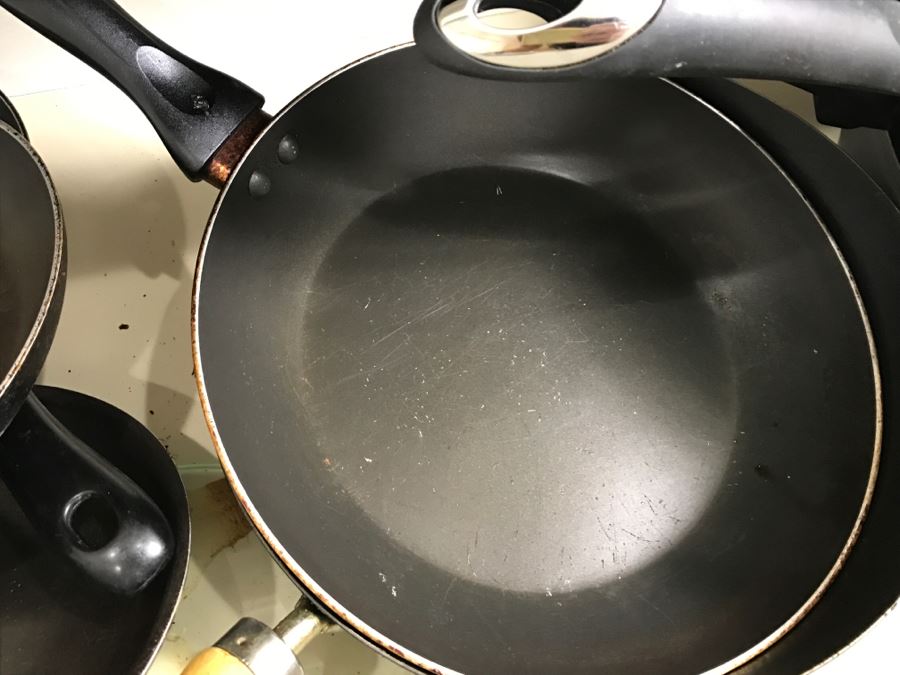 Large Lot Of Farberware Pots, Bialetti Skillets, Cast Iron Skillet - See All Photos [Photo 10]