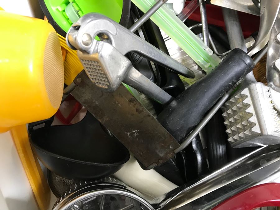 Kitchen Utensil Lot [Photo 9]