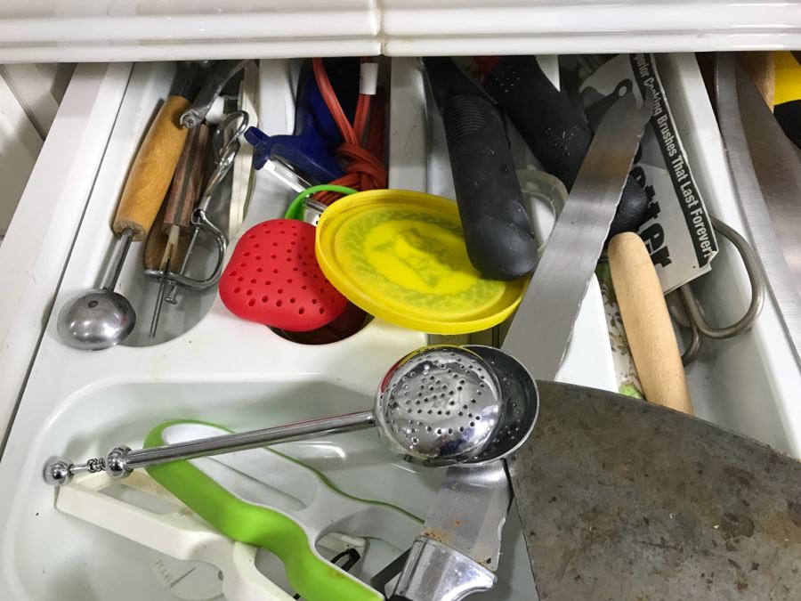 Kitchen Utensil Lot With Knives [Photo 10]