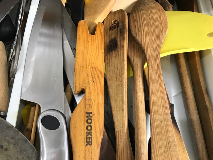 Kitchen Utensil Lot With Knives [Photo 4]