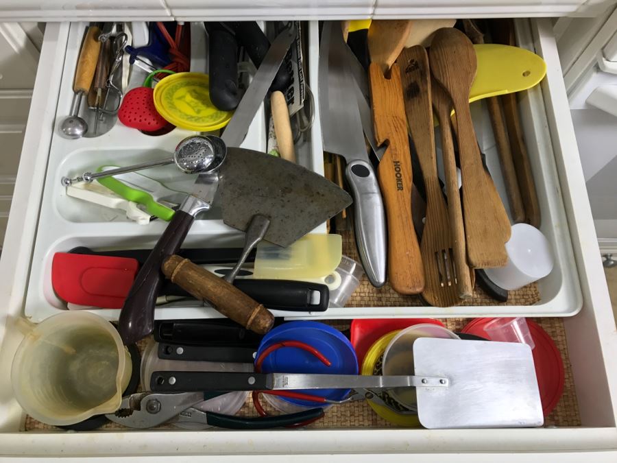 Kitchen Utensil Lot With Knives [Photo 1]