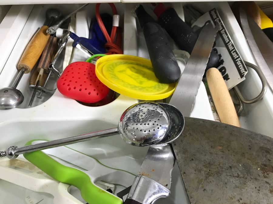 Kitchen Utensil Lot With Knives [Photo 9]