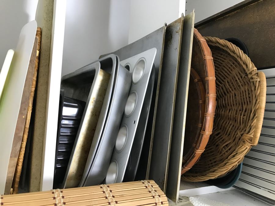 Kitchen Lot With Various Trays And Baking Sheets [Photo 5]