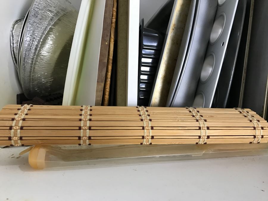 Kitchen Lot With Various Trays And Baking Sheets [Photo 7]