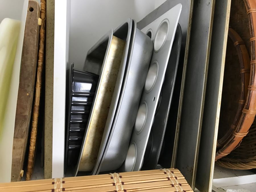 Kitchen Lot With Various Trays And Baking Sheets [Photo 6]