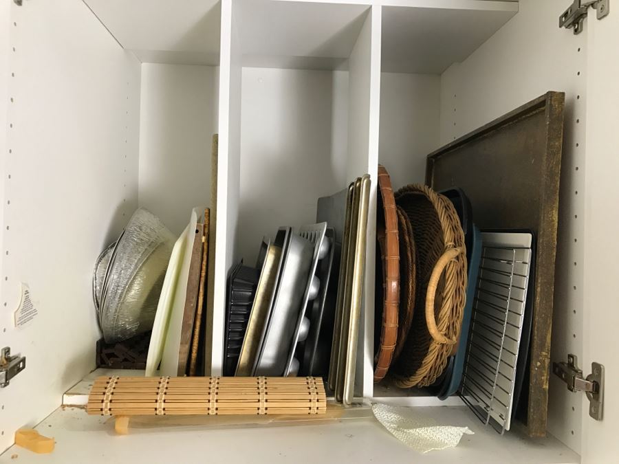 Kitchen Lot With Various Trays And Baking Sheets [Photo 2]