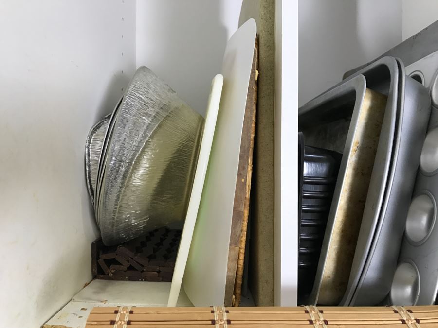Kitchen Lot With Various Trays And Baking Sheets [Photo 9]