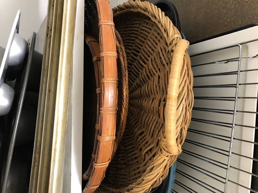 Kitchen Lot With Various Trays And Baking Sheets [Photo 3]