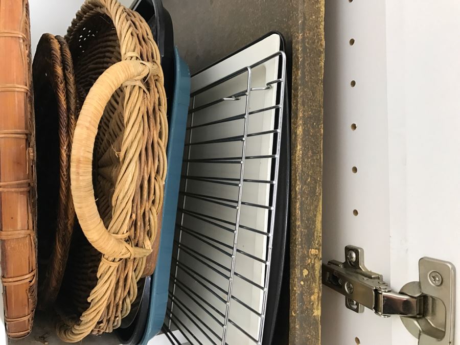 Kitchen Lot With Various Trays And Baking Sheets [Photo 4]