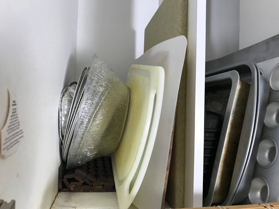 Kitchen Lot With Various Trays And Baking Sheets [Photo 8]