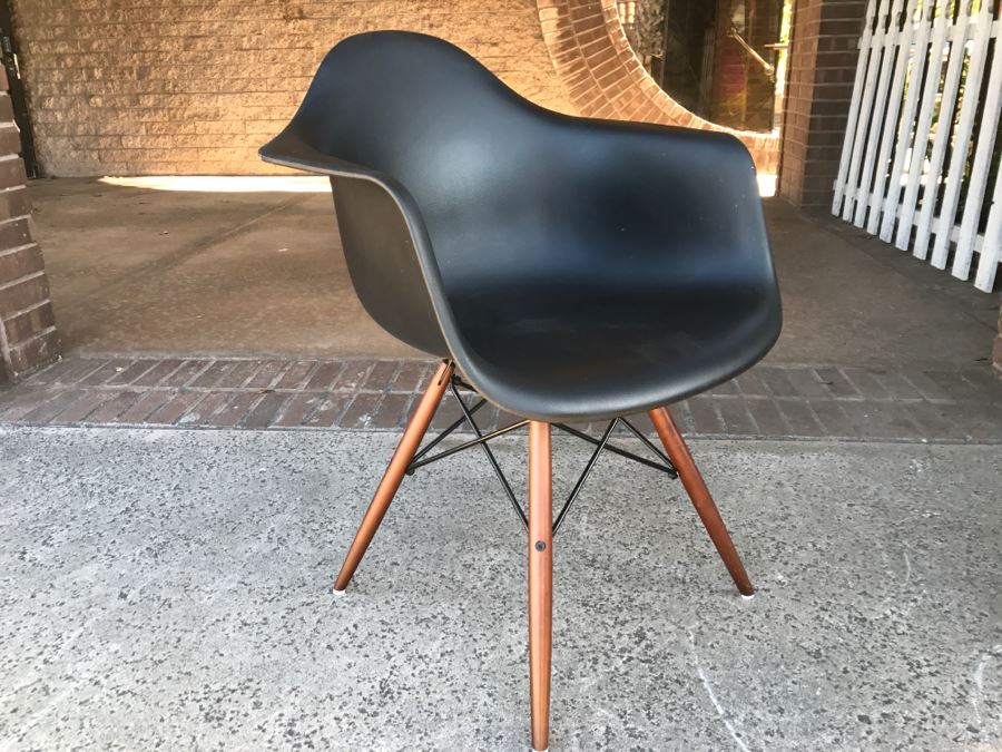 Reproduction Charles Eames Style Chair [Photo 2]