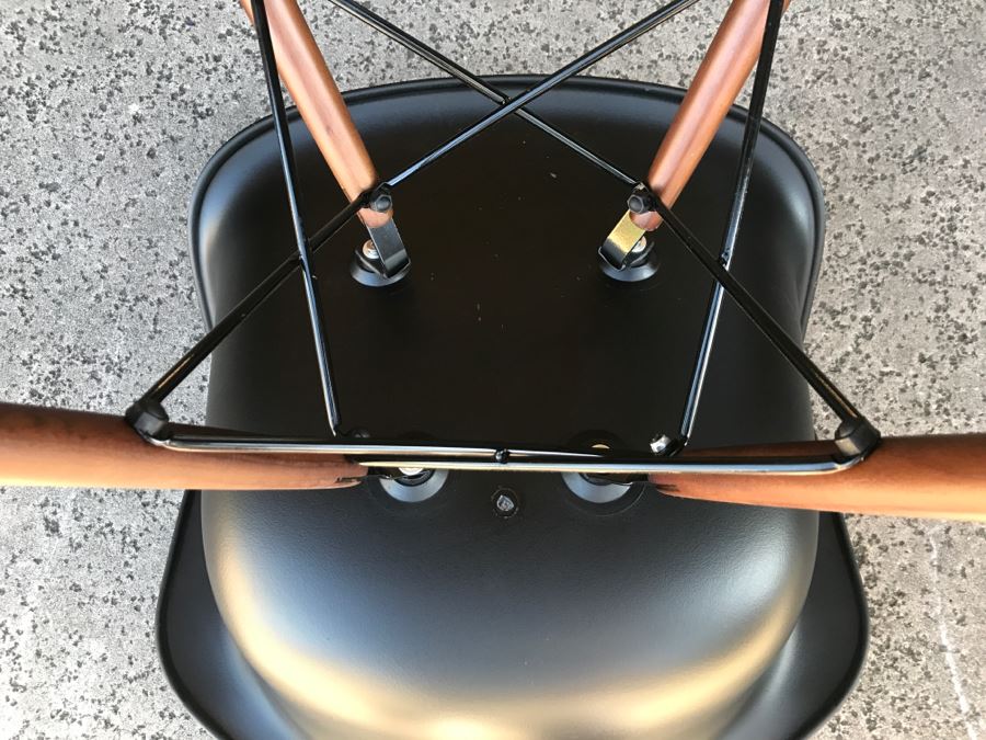 Reproduction Charles Eames Style Chair [Photo 9]