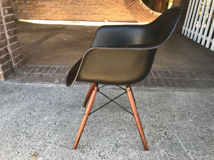 Reproduction Charles Eames Style Chair [Photo 7]