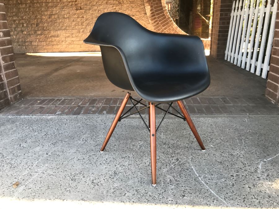 Reproduction Charles Eames Style Chair [Photo 3]