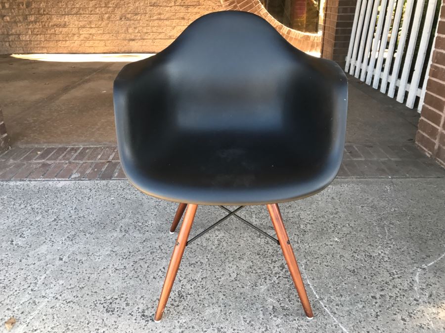 Reproduction Charles Eames Style Chair [Photo 5]