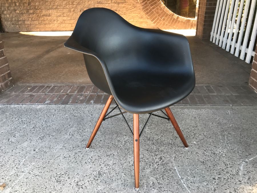 Reproduction Charles Eames Style Chair [Photo 1]