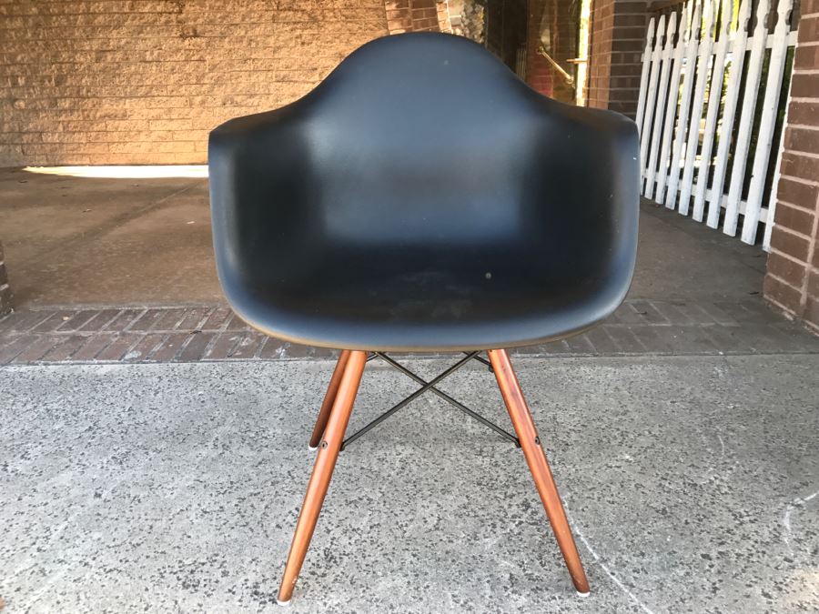 Reproduction Charles Eames Style Chair [Photo 4]