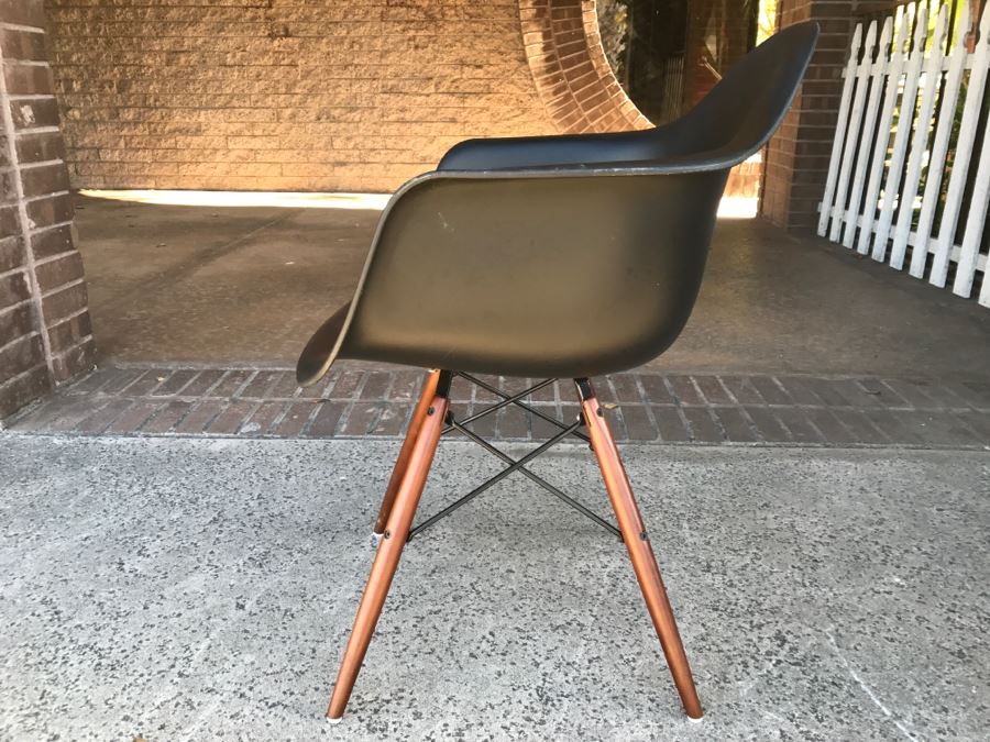 Reproduction Charles Eames Style Chair [Photo 6]