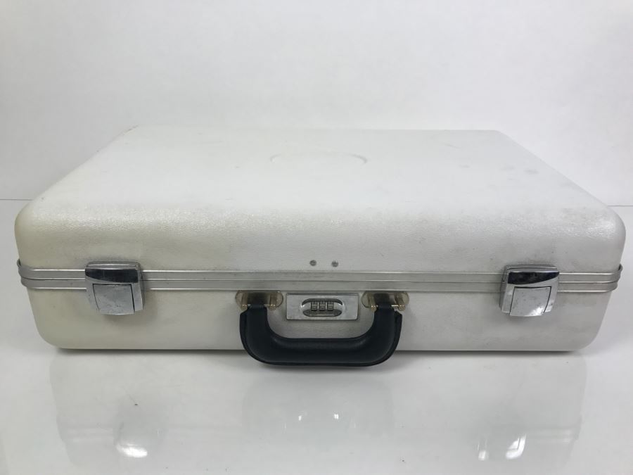 SIGMA Digital Camera SD14 14MP Digital SLR With Camera Case, SIGMA 50MM DG Macro Autofocus Lens And SIGMA 70–300mm F/4–5.6 APO DG Macro Lens - See All Photos [Photo 3]